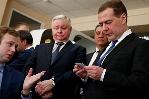 Медведев считает передовой идею пластиковых карт в качестве паспорта